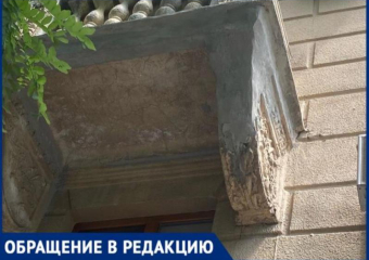 Балкон на историческом здании в Волжском рушится на головы прохожих