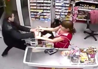 Случайный посетитель магазина в Средней Ахтубе вытолкал грабителя на улицу