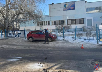 В Волгограде школьник поскользнулся и угодил под колеса иномарки