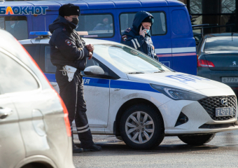 На перекрестке в Волжском произошла авария: двое в больнице