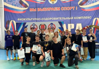 Спортивный дух предновогоднего турнира: волейболисты школ Волжского сразились за призы «Штаба реальных дел»