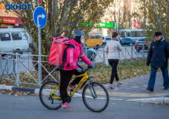 Свалил с велосипеда и угрожал ножом: в Волжском мужчина пытался ограбить курьера