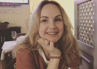 Прекрасную Юлю Чугунок  поздравляет подруга