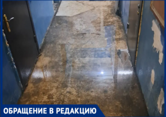 «Тонем неделю!»: в волжском доме пожилая жительница получила травмы из-за опасного состояния подъезда 