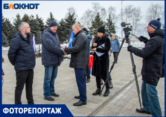 В Волжском почтили память погибших Защитников Отечества: 23 февраля в фотографиях