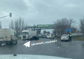 В Волжском легковушка не уступила дорогу «Танку»