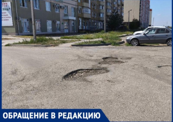 Больше полугода жители 38 микрорайона в Волжском страдают из-за разбитых въездов во двор