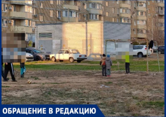 В Волжском в 38 микрорайоне дети играют в футбол в грязи: старые ворота могут упасть в любой момент