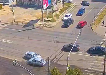 Столкновение автомобилей на перекрестке в Волгограде попало на видео