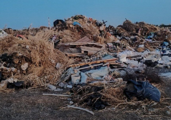 Огромную свалку крестов и надгробий нашли за кладбищем в Волжском