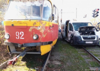 Водитель иномарки решил протаранить трамвай