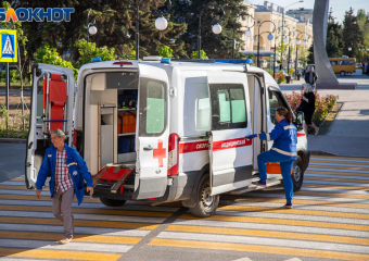 В Волжском сбили менявшую колесо женщину и бросили умирать на Набережной