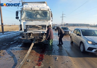 В Волжском полицейский КамАЗ столкнулся с МАЗом: троих доставили в больницу