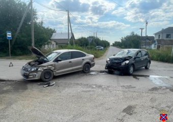 В Волжском оба водителя были доставлены в больницу в результате столкновения на перекрестке