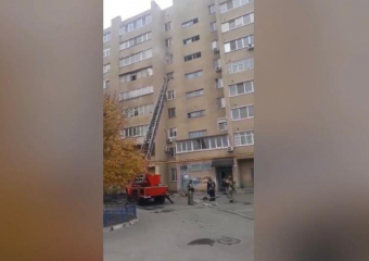 Пожар в многоквартирном доме в Волжском попал на видео
