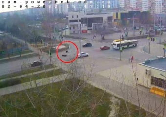 Мотоциклист слетел с байка на полной скорости: видео аварии в Волжском