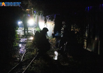 Поздней ночью под Волжским загорелся дом: подробности