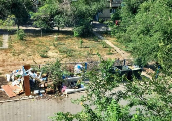 В Волжском УК оставила жителей наедине со зловонной свалкой под окнами на год