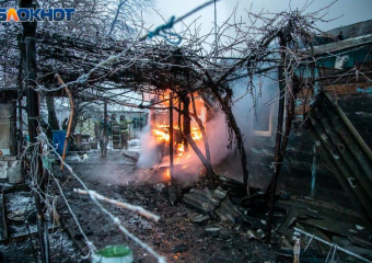 В Волжском на острове Зеленый сгорел двухэтажный дом 