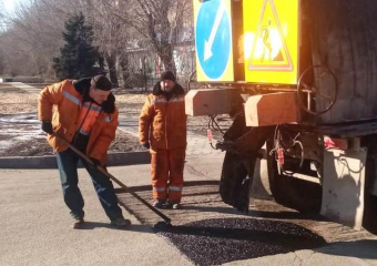 Латают по кусочкам: в Волжском начали ямочный ремонт дорог