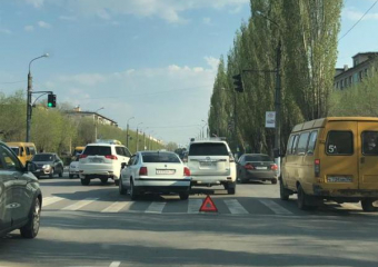 На перекрестке "поцеловались" две элитные иномарки