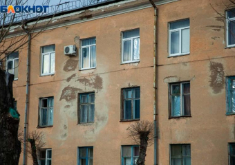 5-летняя девочка выпала из окна второго этажа в Волгограде