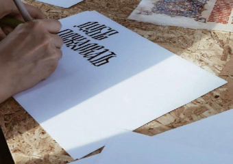 Волжан научат затачивать птичье перо для письма