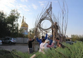 В Волжском сухостой пытаются превратить в произведения искусства