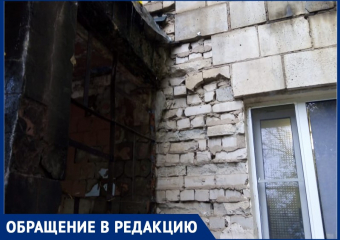 5 лет мать двоих детей дышит плесенью в общежитии Волжского: обвалились кирпичи