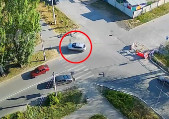 В Волжском легковушка снесла дорожный знак