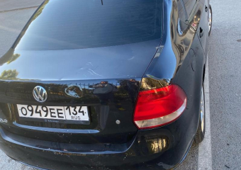 В Волжском водитель питбайка врезался в автомобиль и скрылся с места ДТП