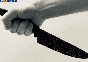 23-летний мужчина 30 раз пырнул ножом возлюбленную бальзаковского возраста в Волжском: женщина умерла