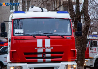 Частный дом вспыхнул поздней ночью под Волжским