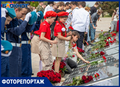 В Волжском возложили цветы к памятнику воинам 9 мая