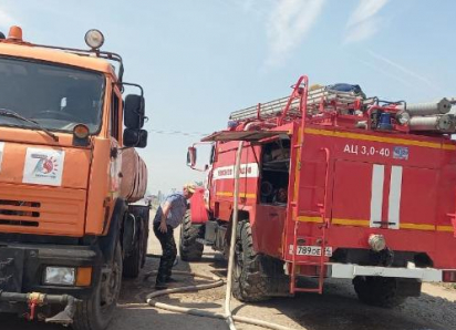 Пожар у Волжского: огонь охватил сухую растительность возле Быковской трассы