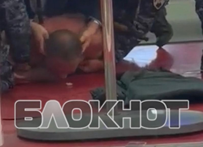 В Волжском задержали голого дебошира, устроившего погром в магазине: видео