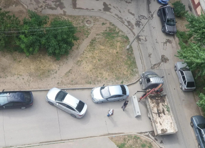 Манипуляции вокруг парковочных мест? В Волжском продолжается борьба за парковку во дворе