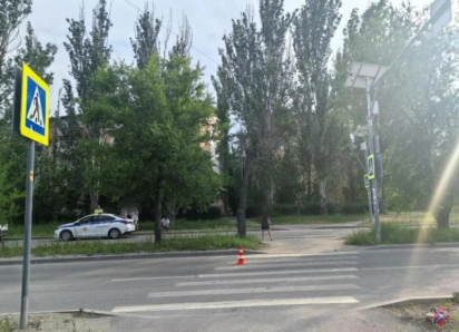 В Волжском ищут свидетелей ДТП с подростком на «зебре»: водители белой «Селтос» скрылась с места аварии