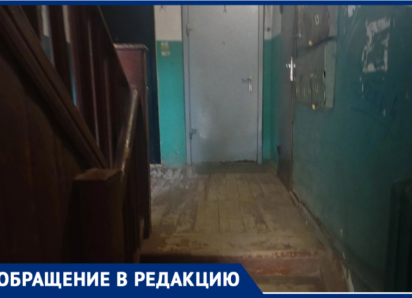 «Ступени проваливаются в подвал»: волжанка пожаловалась на состояние подъезда на Набережной
