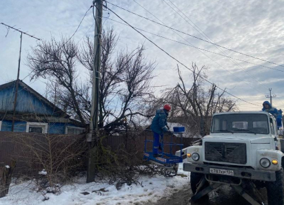 Свет возвращается, дороги чистят: в Волгоградской области устраняют последствия непогоды