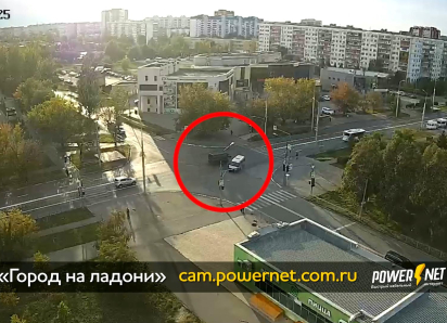 4 человека пострадали: в Волжском попал на видео момент аварии с маршруткой