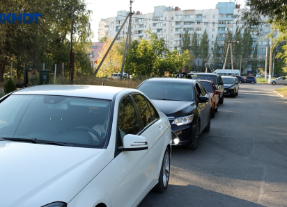 В очереди за бензином: в Волжском вновь стоят колонны авто  на АЗС