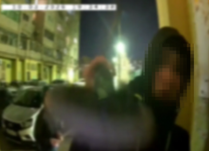 Полиция Волжского ищет подростков, разбивших домофон самокатом после публикации «Блокнот»