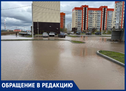 «Люди в сапогах эвакуировали автомобили»: новостройка в Волжском ушла под воду после дождя