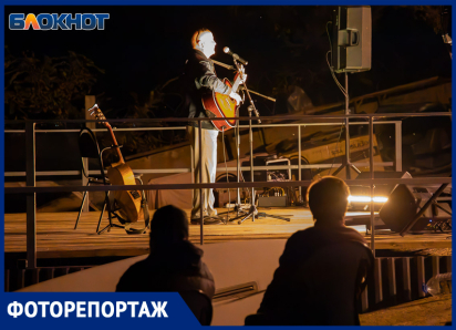 Под шум воды и музыку гитар: в Волжском прошёл вечер бардовской песни на закате