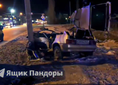  В Волжском спасатели срезали крышу машину, чтобы достать женщину после удара о столб 