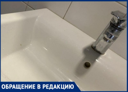 После прорыва трубы жители дома в Волжском уже 10 дней остаются без воды