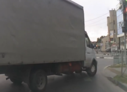 Хамство на грани ДТП: в Волжском «Газель» устроила прогулку по пешеходной дороге