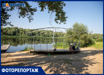 Подросток спрыгнул прямо под пантон: в Волжском на берегу озера Круглое перенесли беседку после несчастного случая