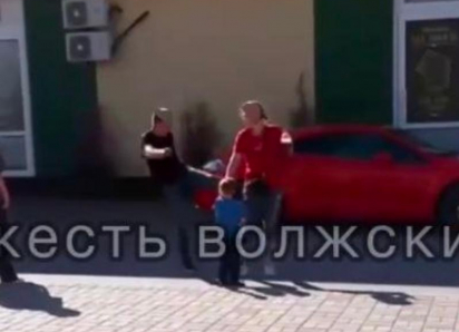 Волжские телеграм-каналы сообщают о нападении таксиста на женщину с ребенком